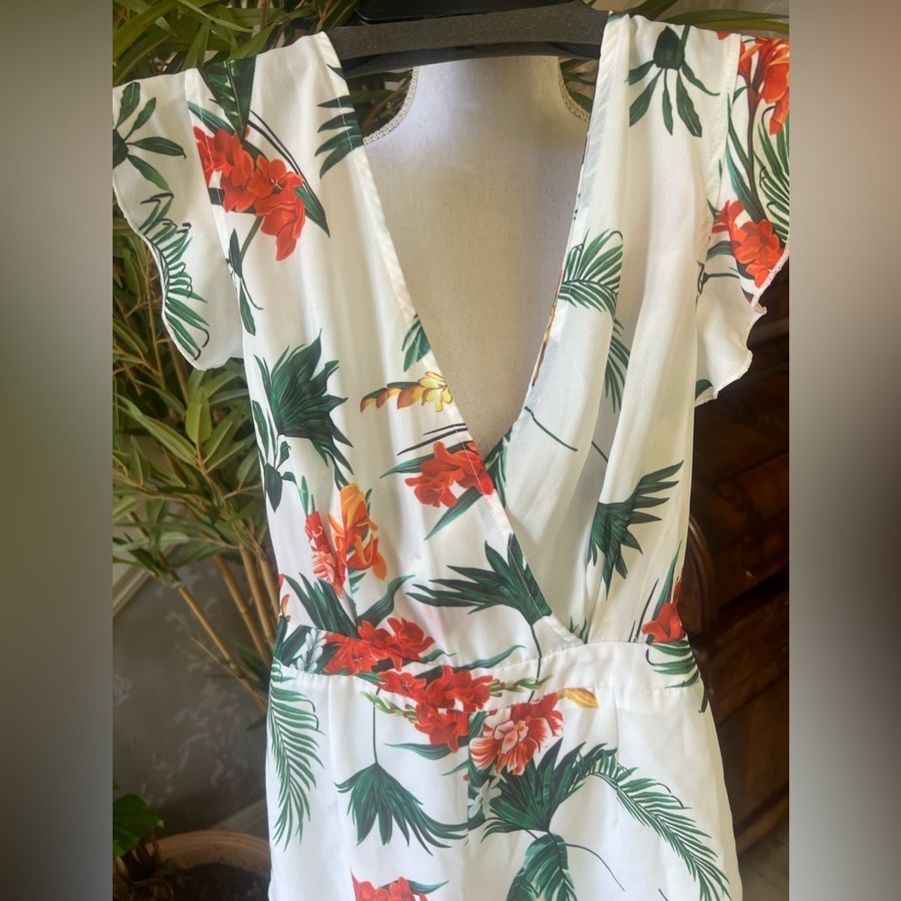 Prettylittlething ladies jumpsuit size 2 V-neck ties and zips in the back - Picture 7 of 11